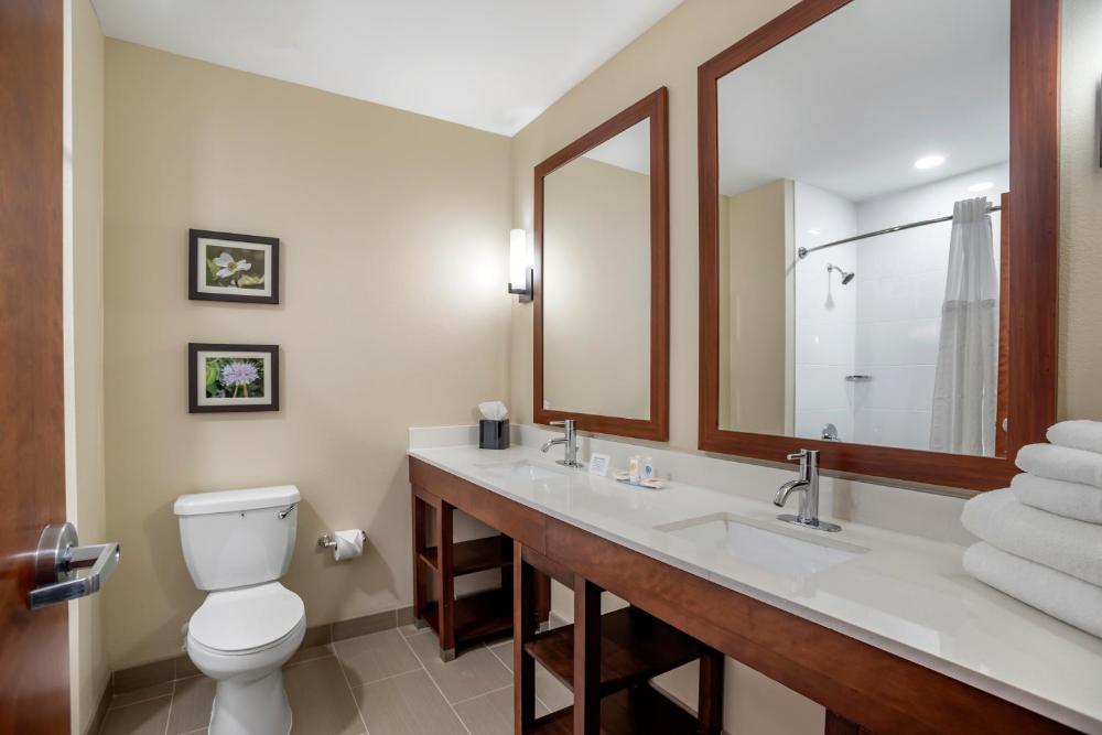 Queen Suite with Two Queen Beds - Non-Smoking interior